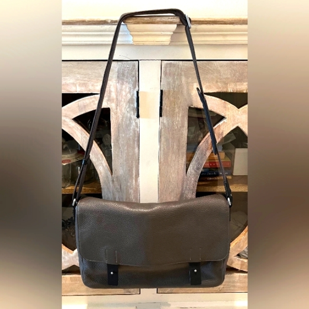 Rare Ecco Unisex Ely‎ Grey Pebbled Leather Messenger Bag is Pristine